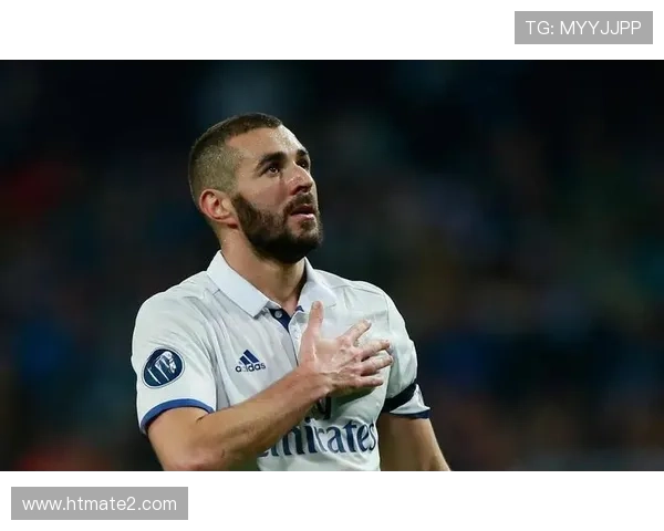 本泽马与伊瓜因战术角色对比：全能前锋vs终结专家